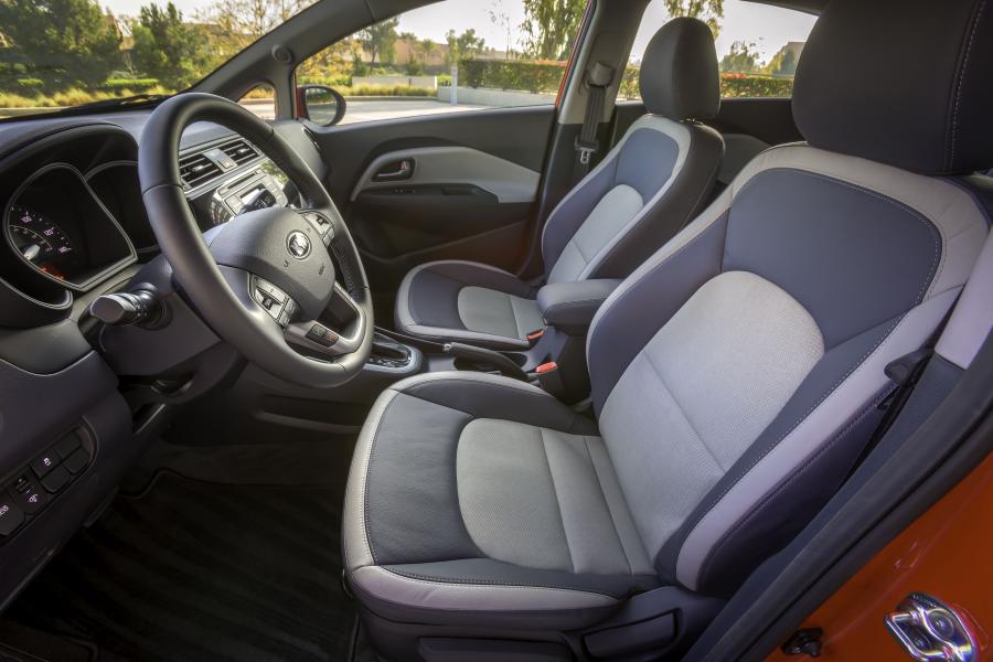  Kia Rio Sedan 2015 года  (US) (фото 9 из 27)